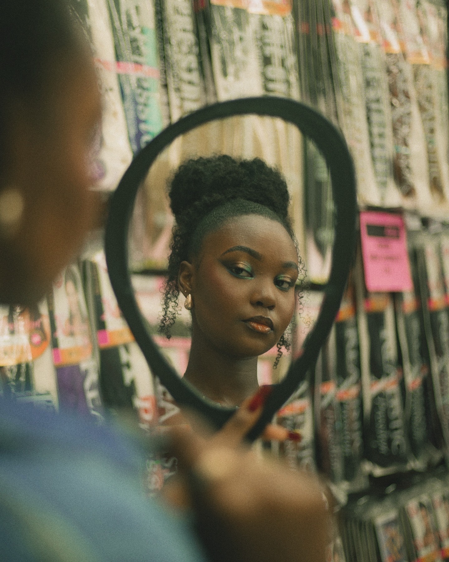 Cliente TBW se regardant dans un miroir, ponytail texturé