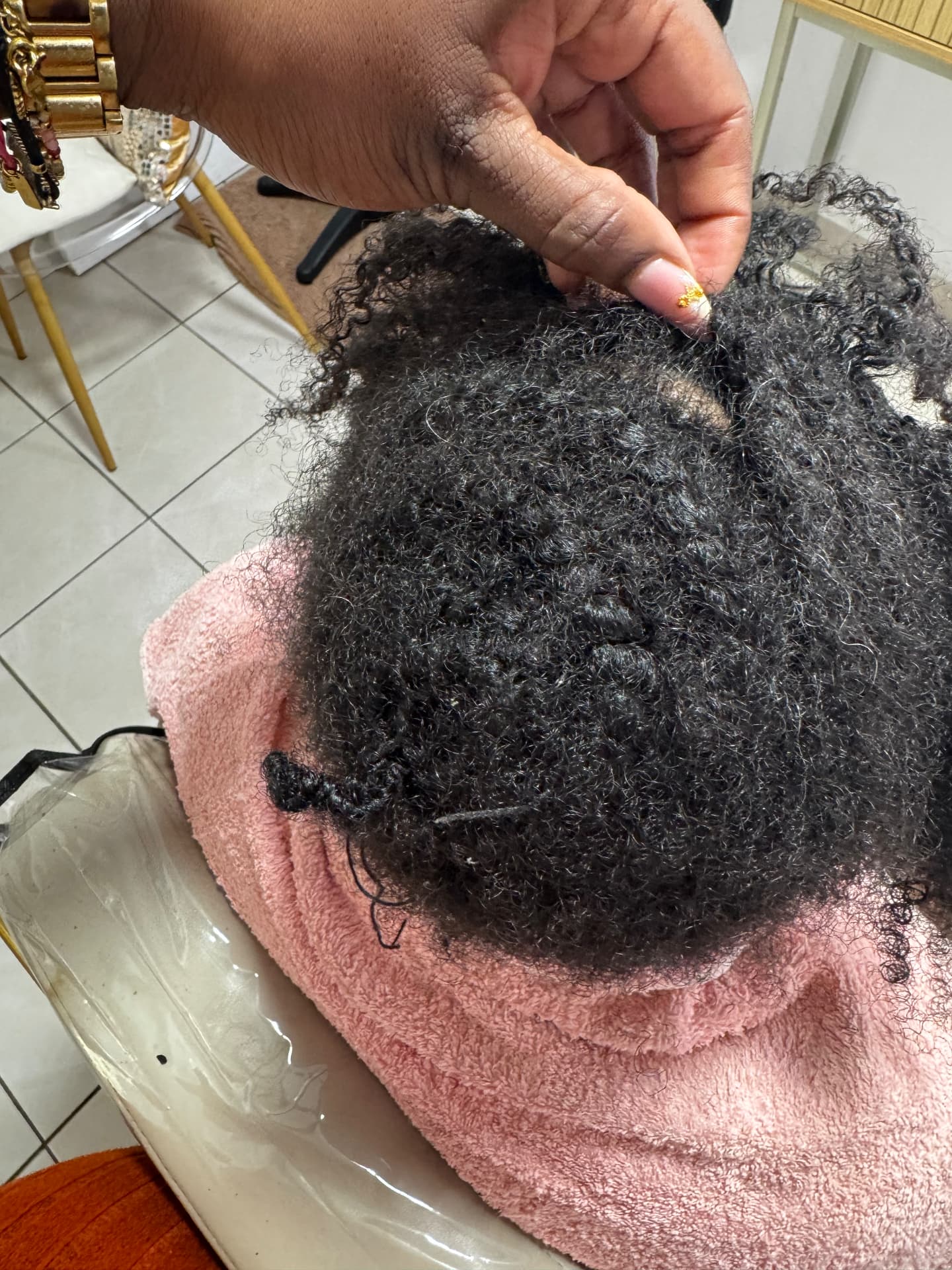 Cheveux naturels crépus d'une cliente avant la pose