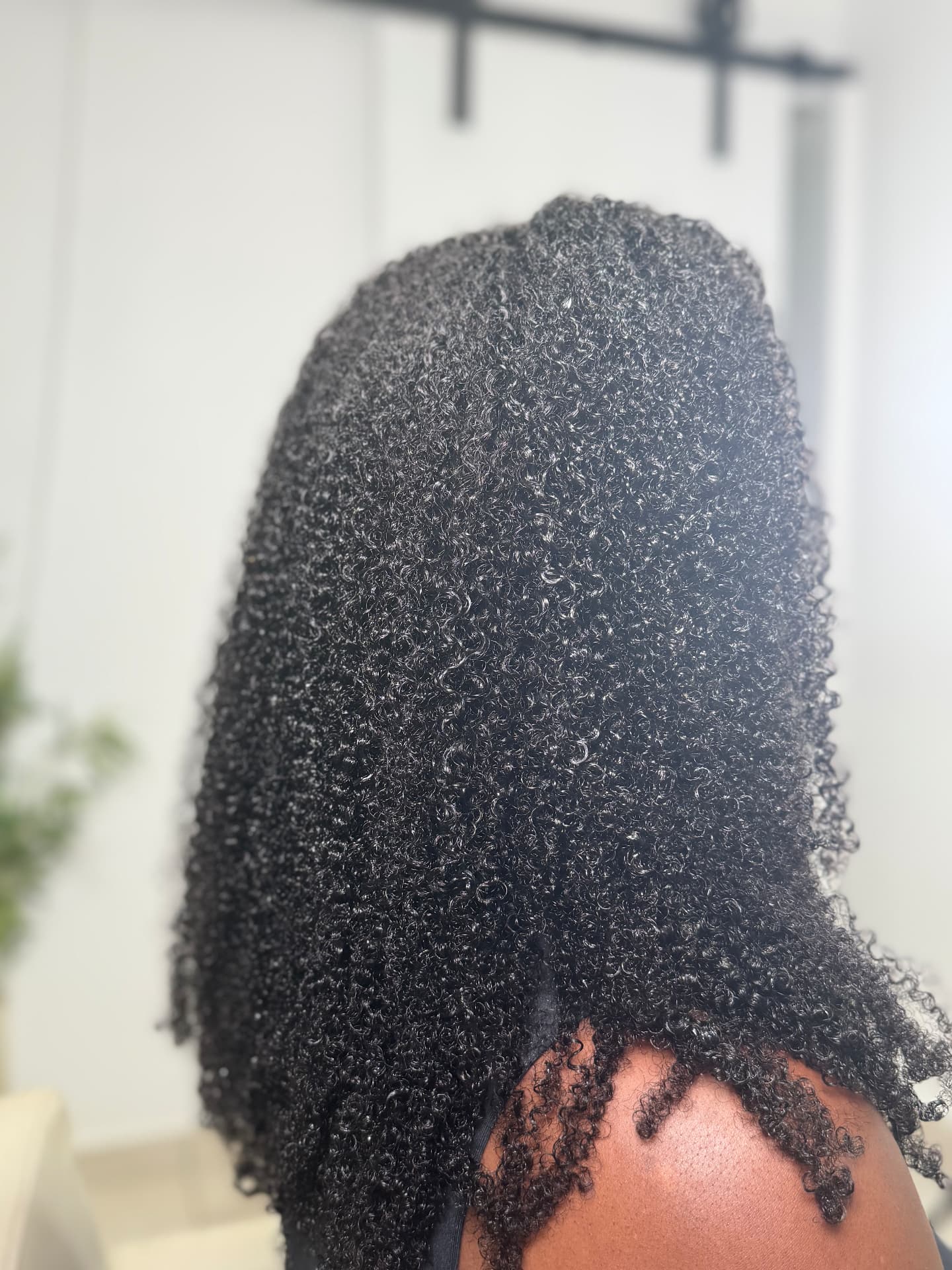 Volume crépu d'une demi-perruque TBW vue de côté