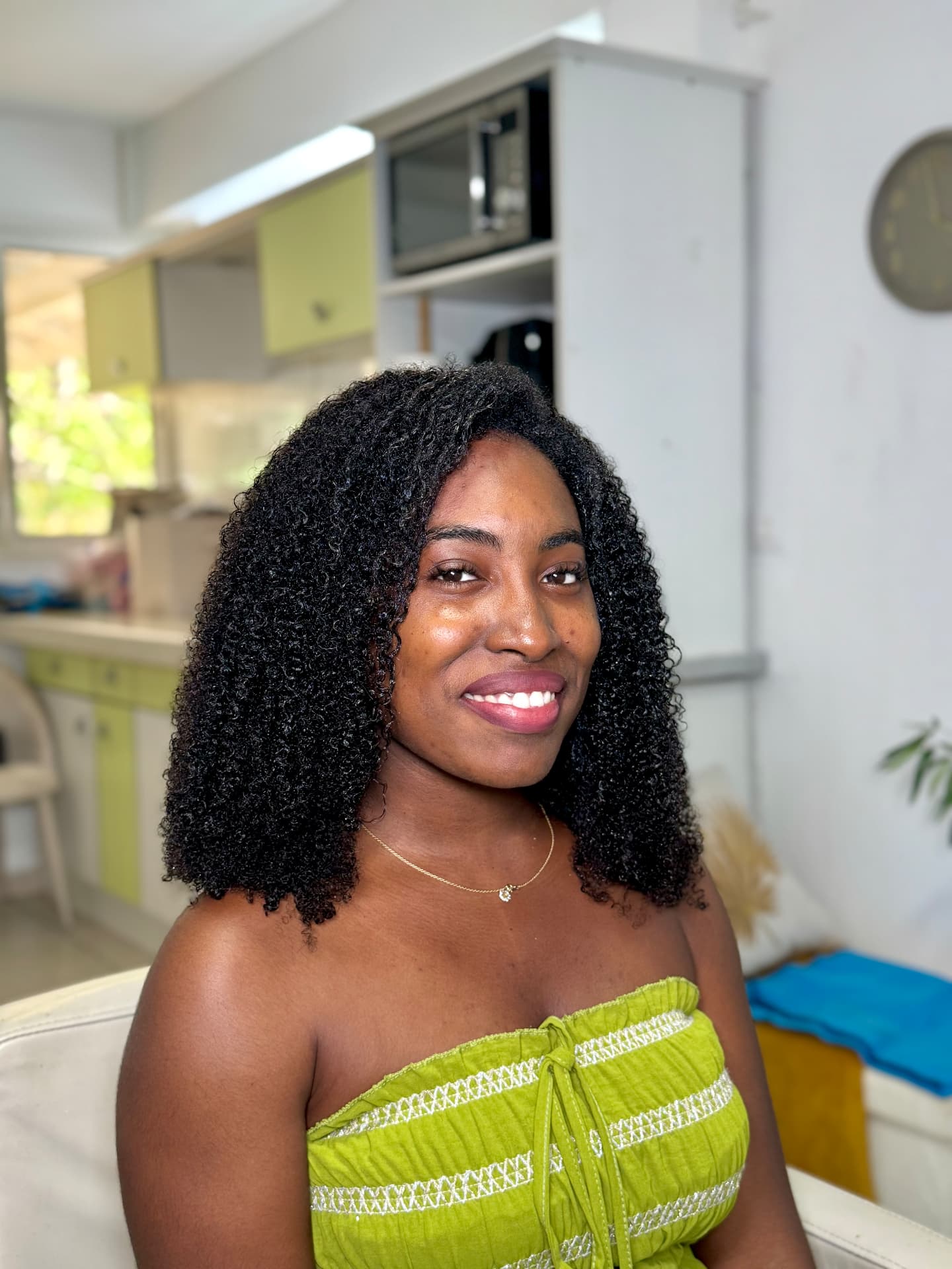 Cliente TBW souriante portant sa demi-perruque texturée sur mesure