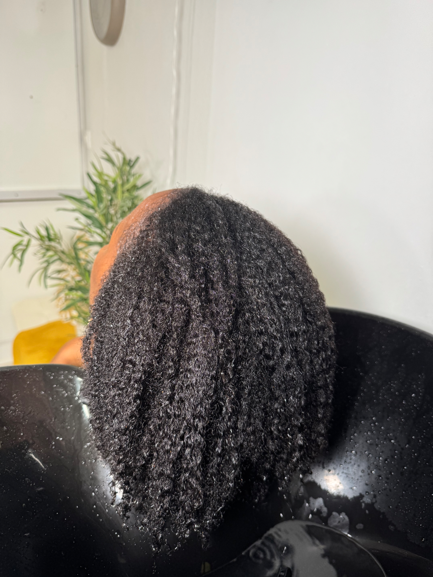 Soin capillaire au bac, showroom TBW de Sainte-Anne