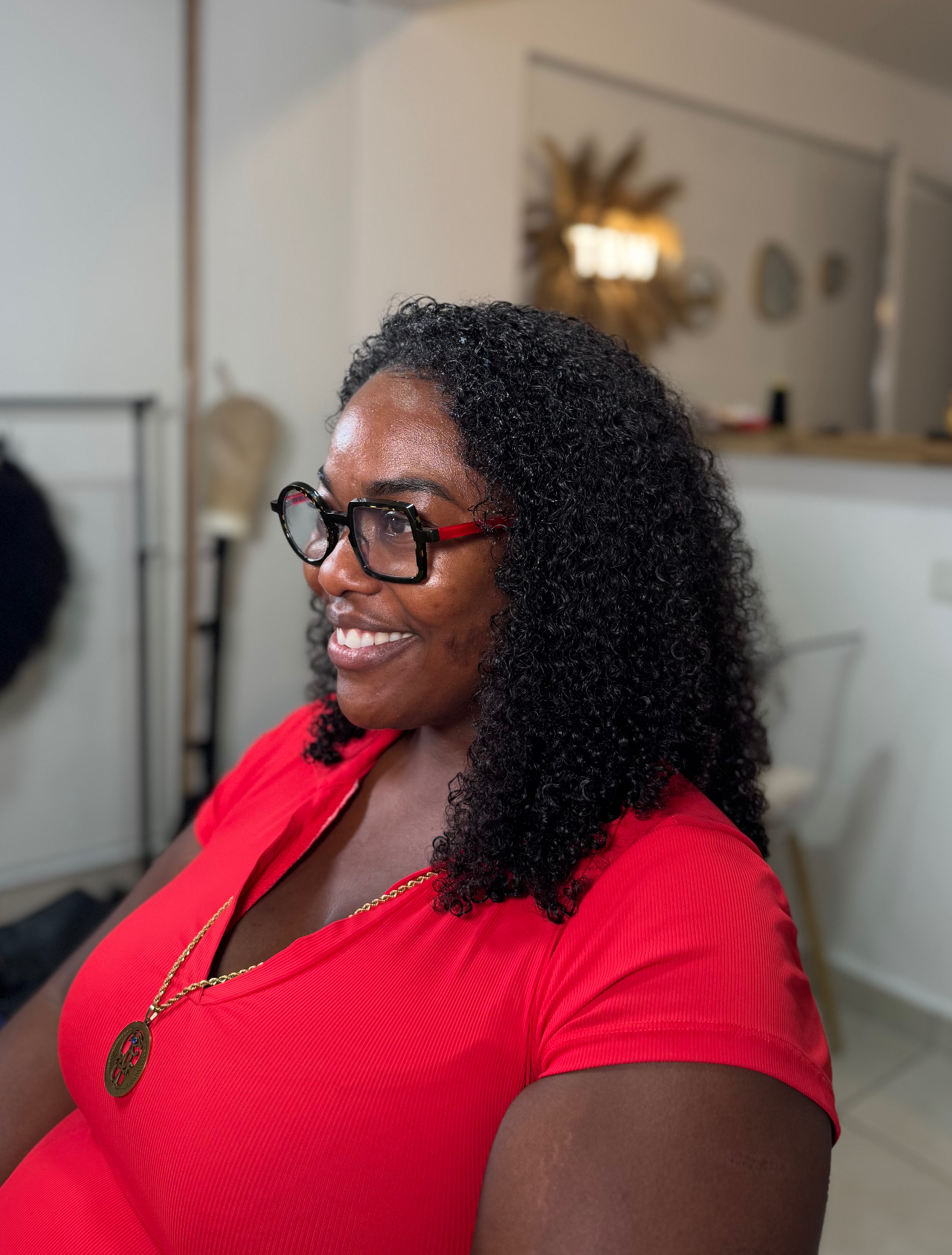 Cliente souriante avec sa demi-perruque texturée TBW