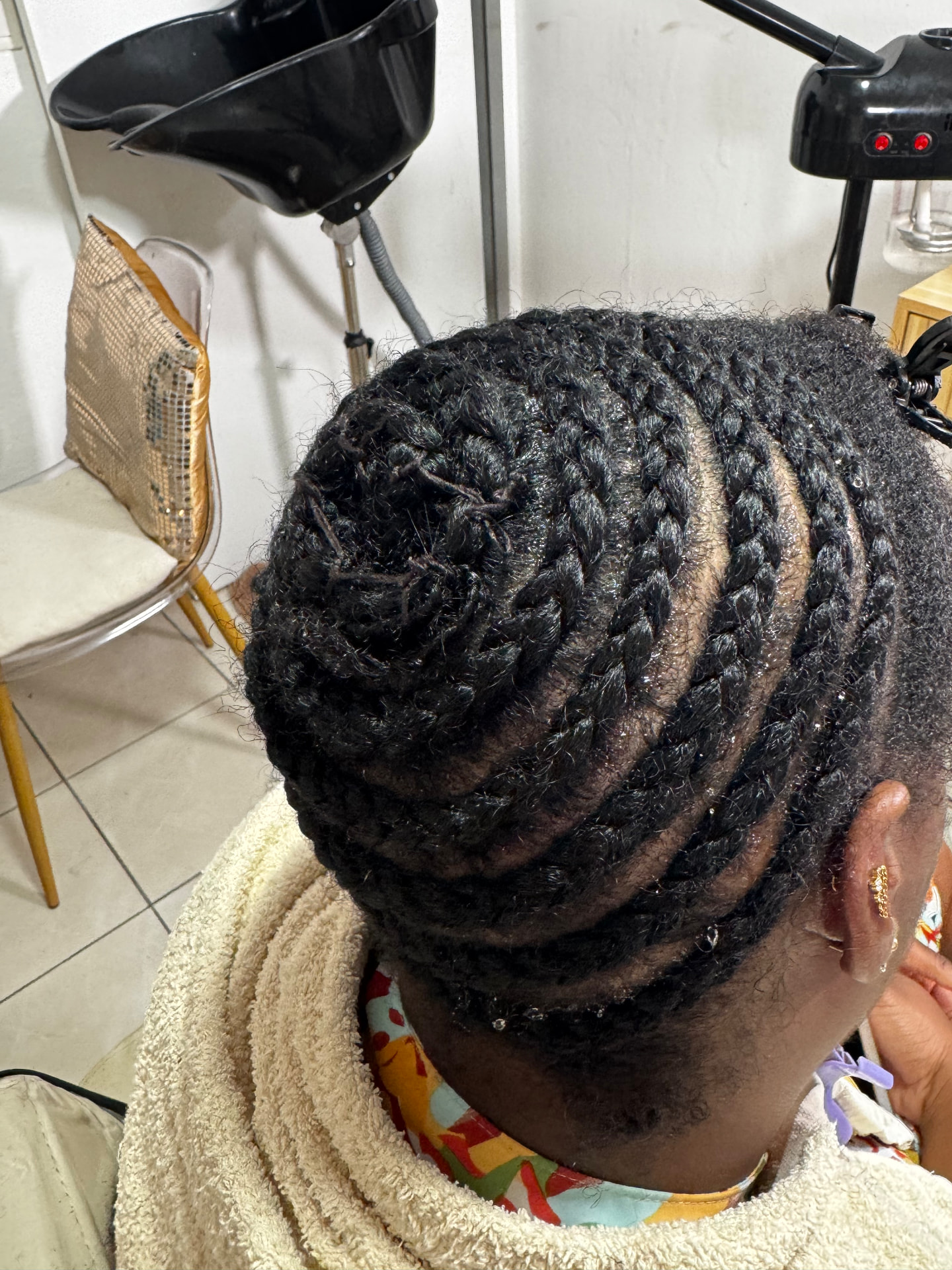 Tresses plaquées réalisées à l'atelier avant la pose de la demi-perruque