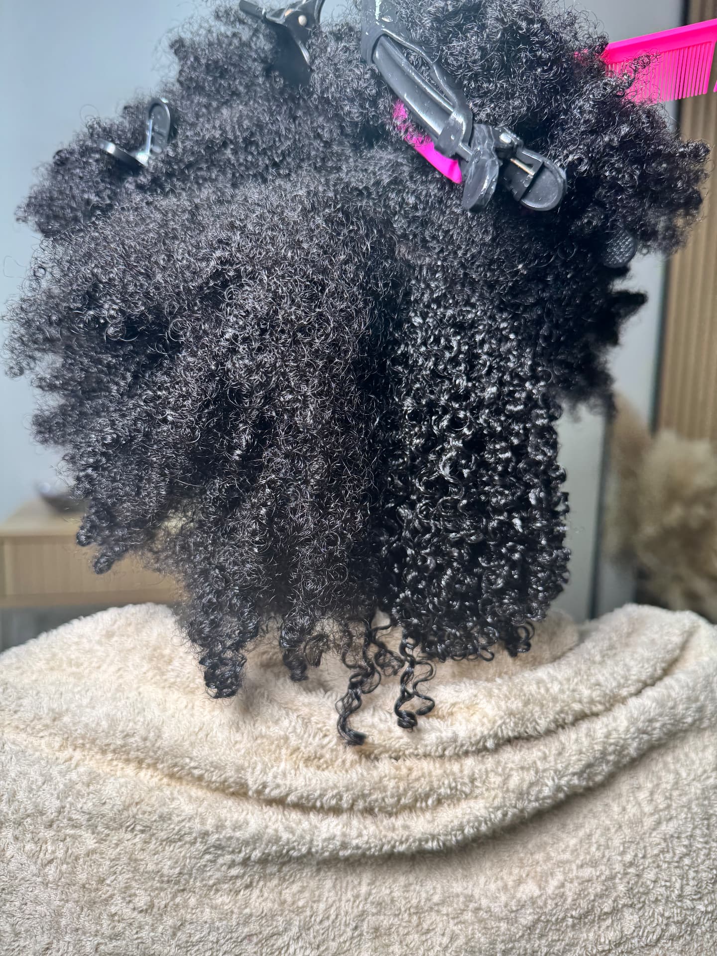 Boucles parfaitement définies après le soin hydratant du showroom