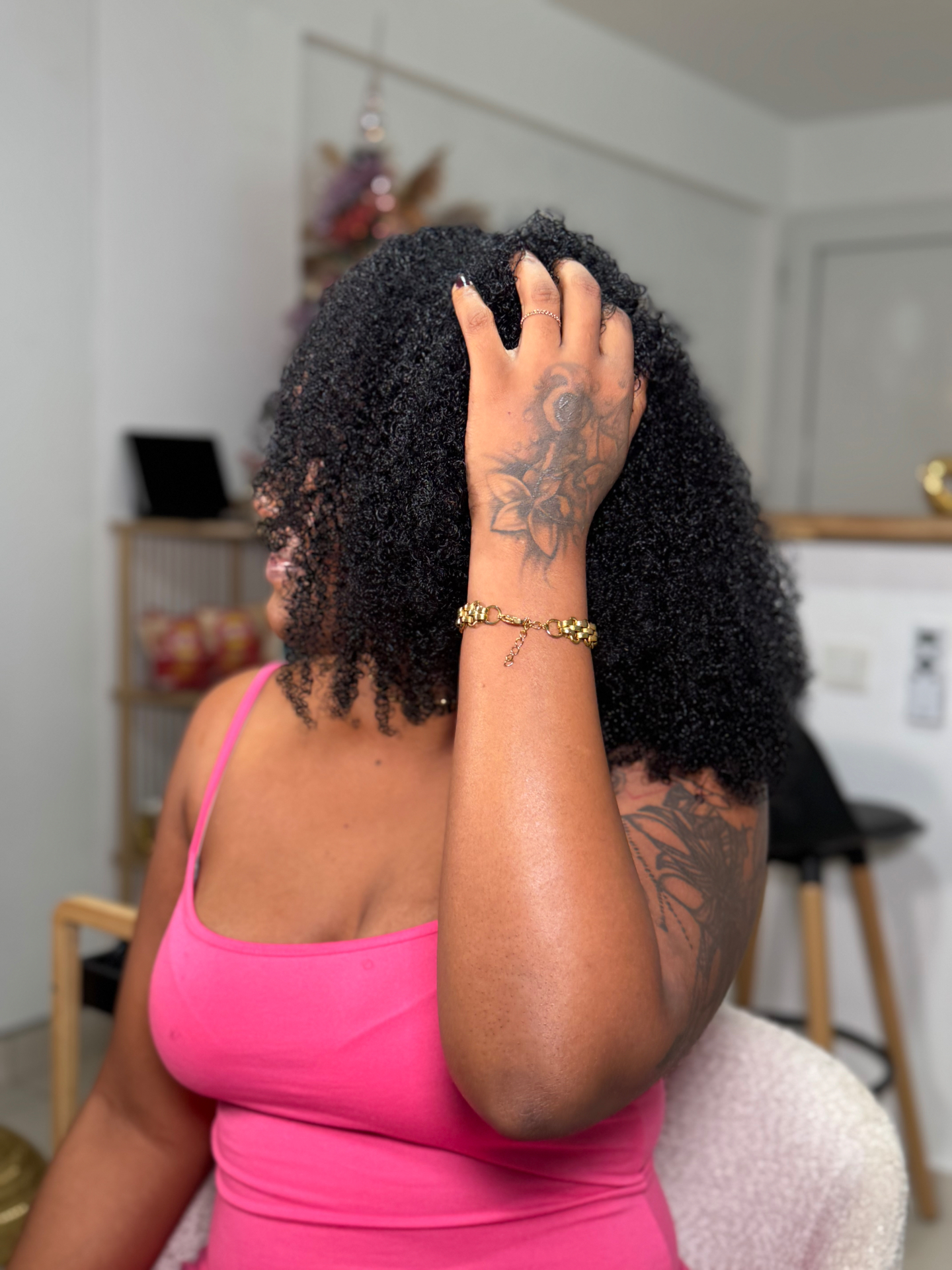 Cliente TBW de profil, demi-perruque texturée sur mesure