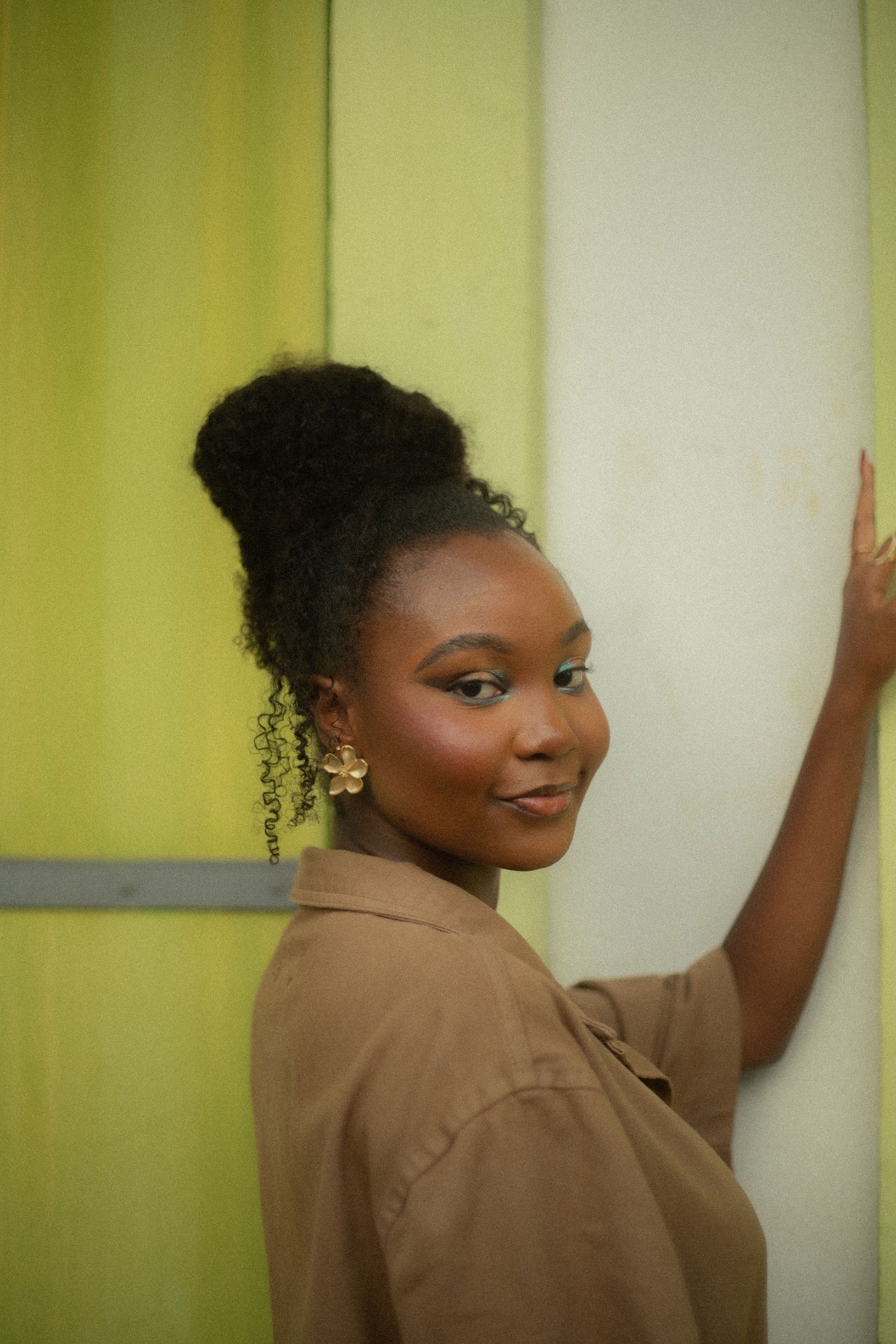 Cliente souriante portant son ponytail texturé posé en autonomie